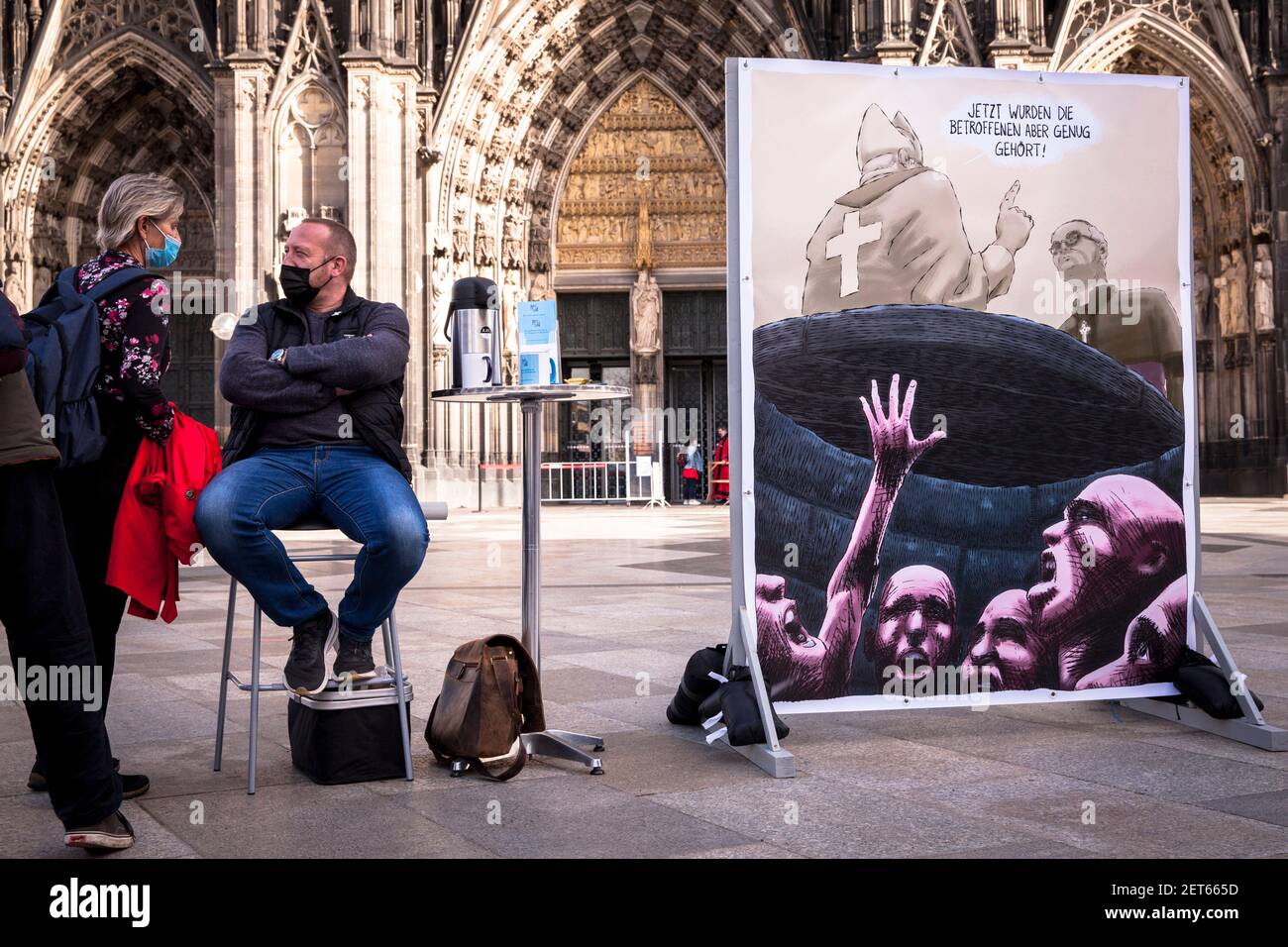 Vertreter der Opfer protestieren mit einem Plakat vor dem Dom, Köln, Germ gegen die zögerliche Offenlegung von Missbrauchsfällen durch Kirchenvertreter Stockfoto