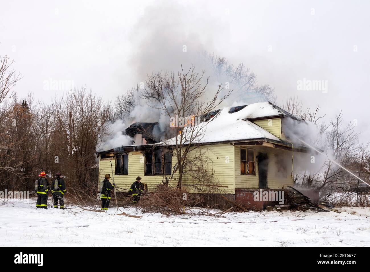 Detroit Feuerwehrleute löschen leerstehendes Wohnfeuer, Box Alarm, Detroit, MI, USA, von James D Coppinger/Dembinsky Photo Assoc Stockfoto