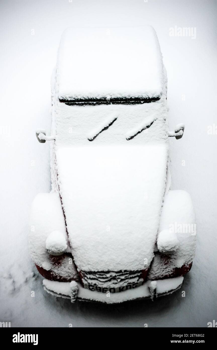 Rückansicht schneebedecktes Autos bei Nacht - ein lizenzfreies Stock Foto  von Photocase