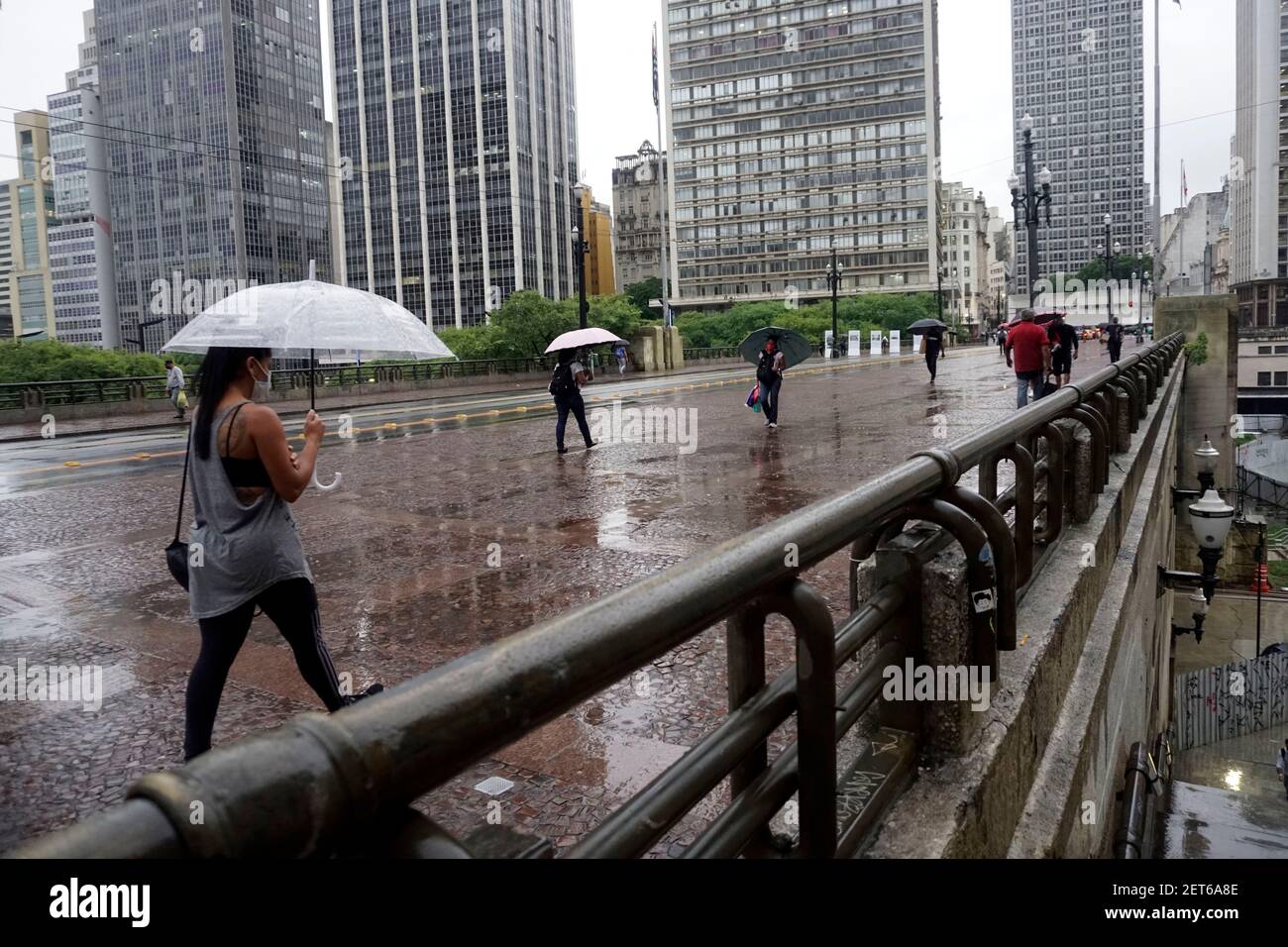 24. Februar 2021: SP - SÃ£o Paulo - 24/02/2021 -CLIMA TEMPO: Pedestres enfrentam chuva na tarde desta quarta (24) em SÃ£o Paulo. Quelle: Cris FAGA/ZUMA Wire/Alamy Live News Stockfoto