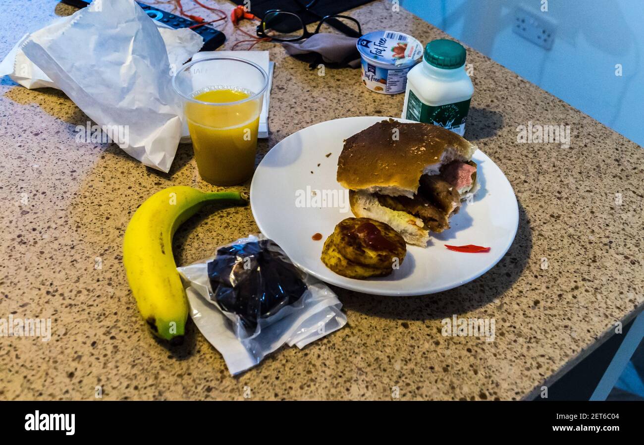 Frühstück zum Mitnehmen, in einem Hotelzimmer während der Coronavirus-Pandemie, Wurst- und Bacon-Rolle, Hash Browns, Staybridge Suites, Liverpool UK Stockfoto