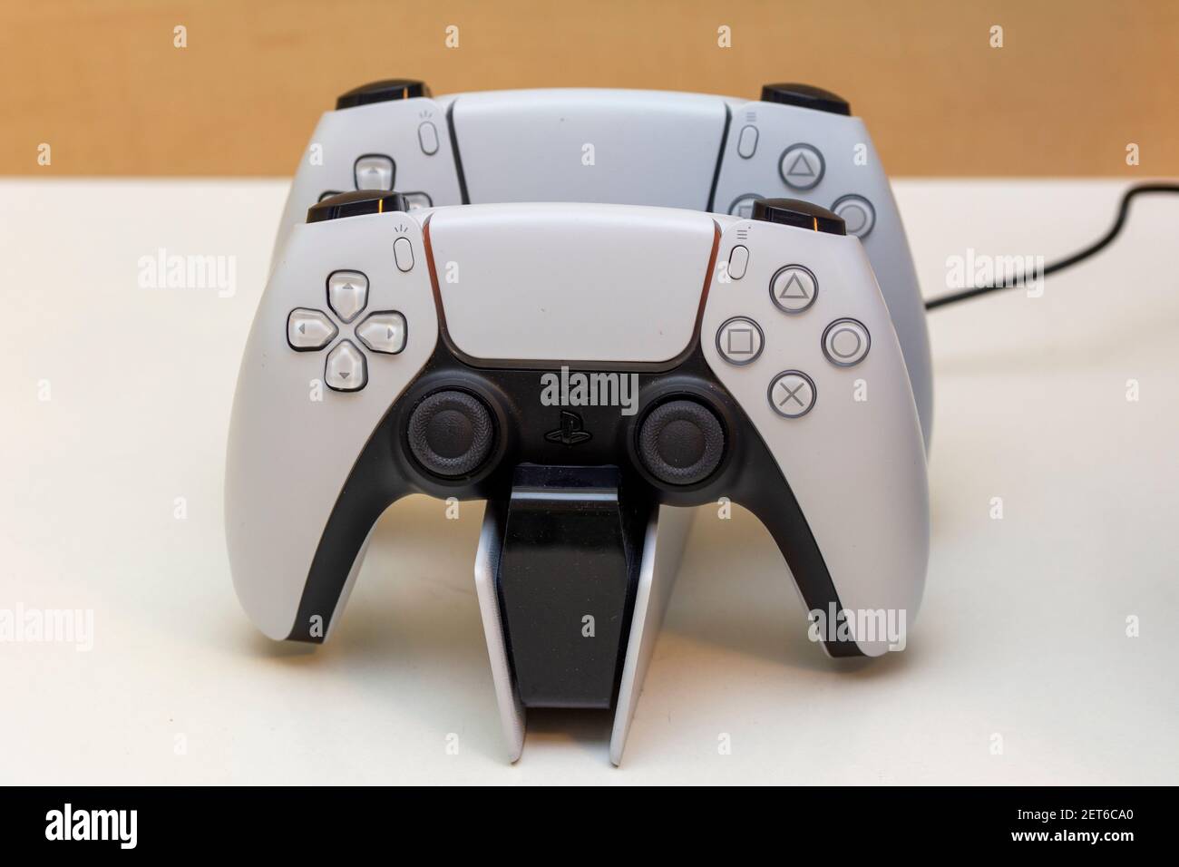 27. Februar 2021-Bukarest, Rumänien. Die playstation 5 wurde zu Hause als Entartainment-System mit dem raffinierten, weißen Design und dem Controller eingesetzt Stockfoto