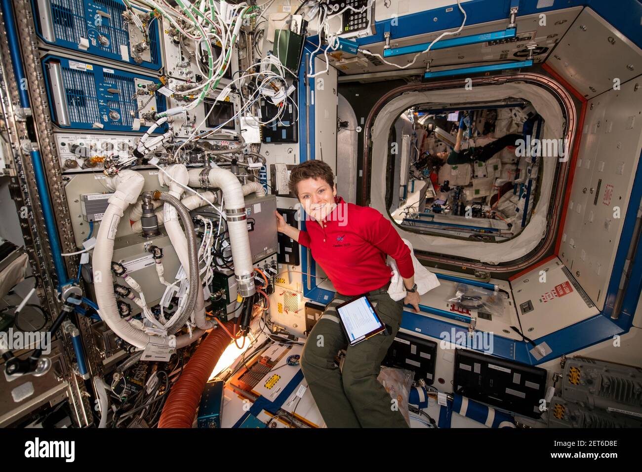 NASA-Astronautin Anne McLain installiert den Thermal Amine Scrubber, der CO2 von der Internationalen Raumstation entfernt, 25. April 2019, durch NASA/DPA Stockfoto