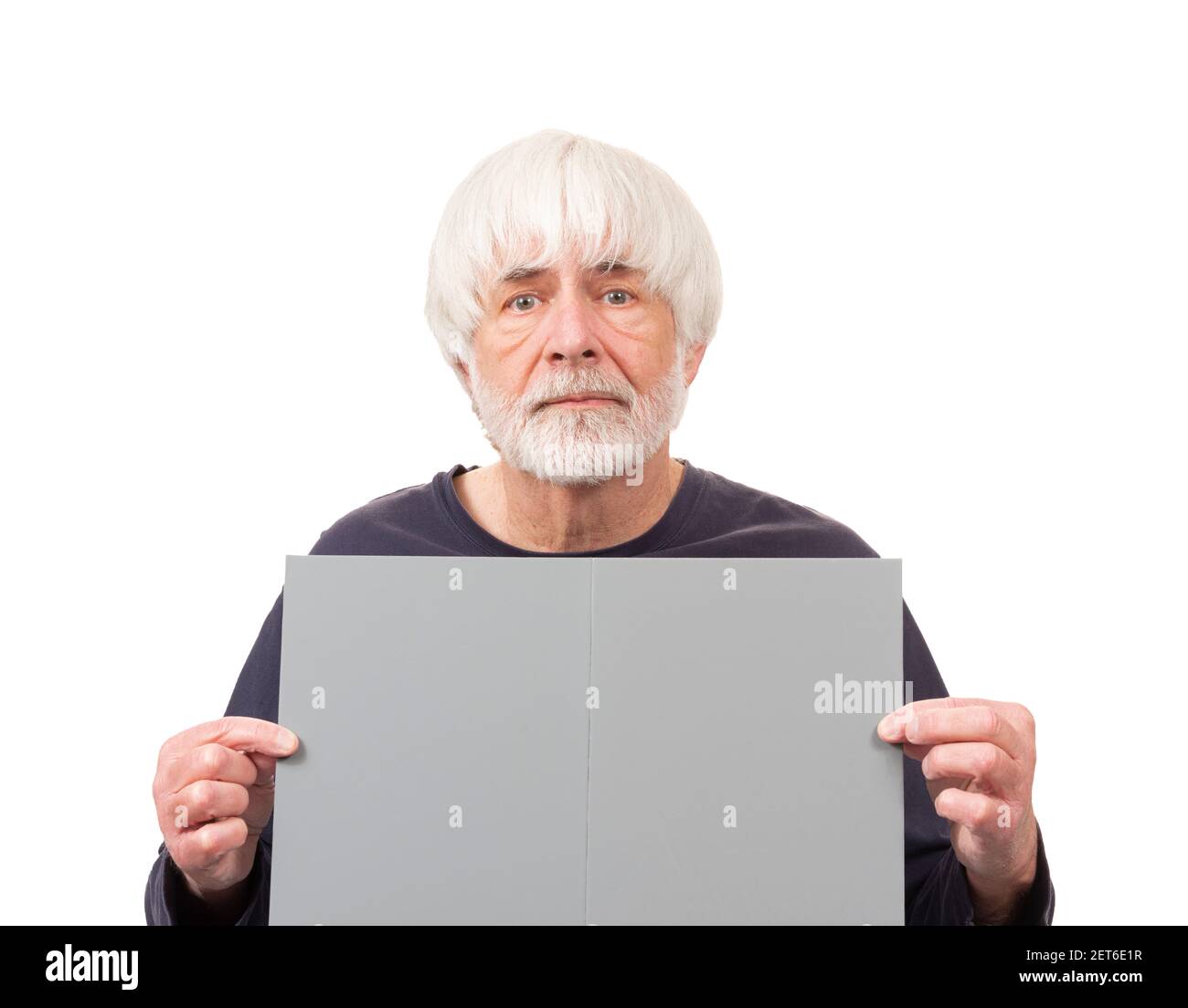 Horizontale Aufnahme eines alten Mannes mit langen Haaren, der eine 18 Prozent graue Karte vor seiner Brust hält. Weißer Hintergrund. Stockfoto