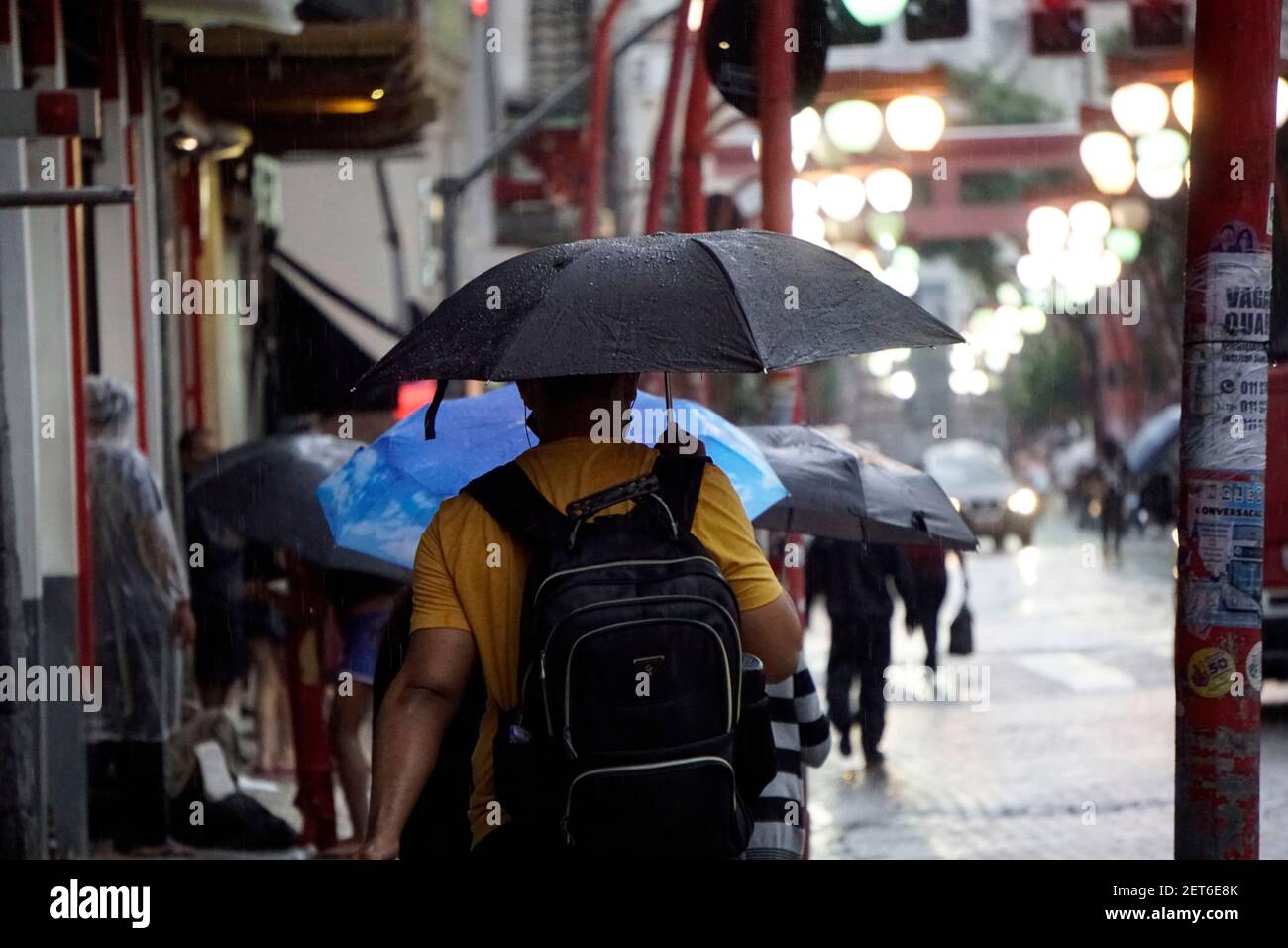 24. Februar 2021: SP - SÃ£o Paulo - 24/02/2021 -CLIMA TEMPO: Pedestres enfrentam chuva na tarde desta quarta (24) em SÃ£o Paulo. Quelle: Cris FAGA/ZUMA Wire/Alamy Live News Stockfoto