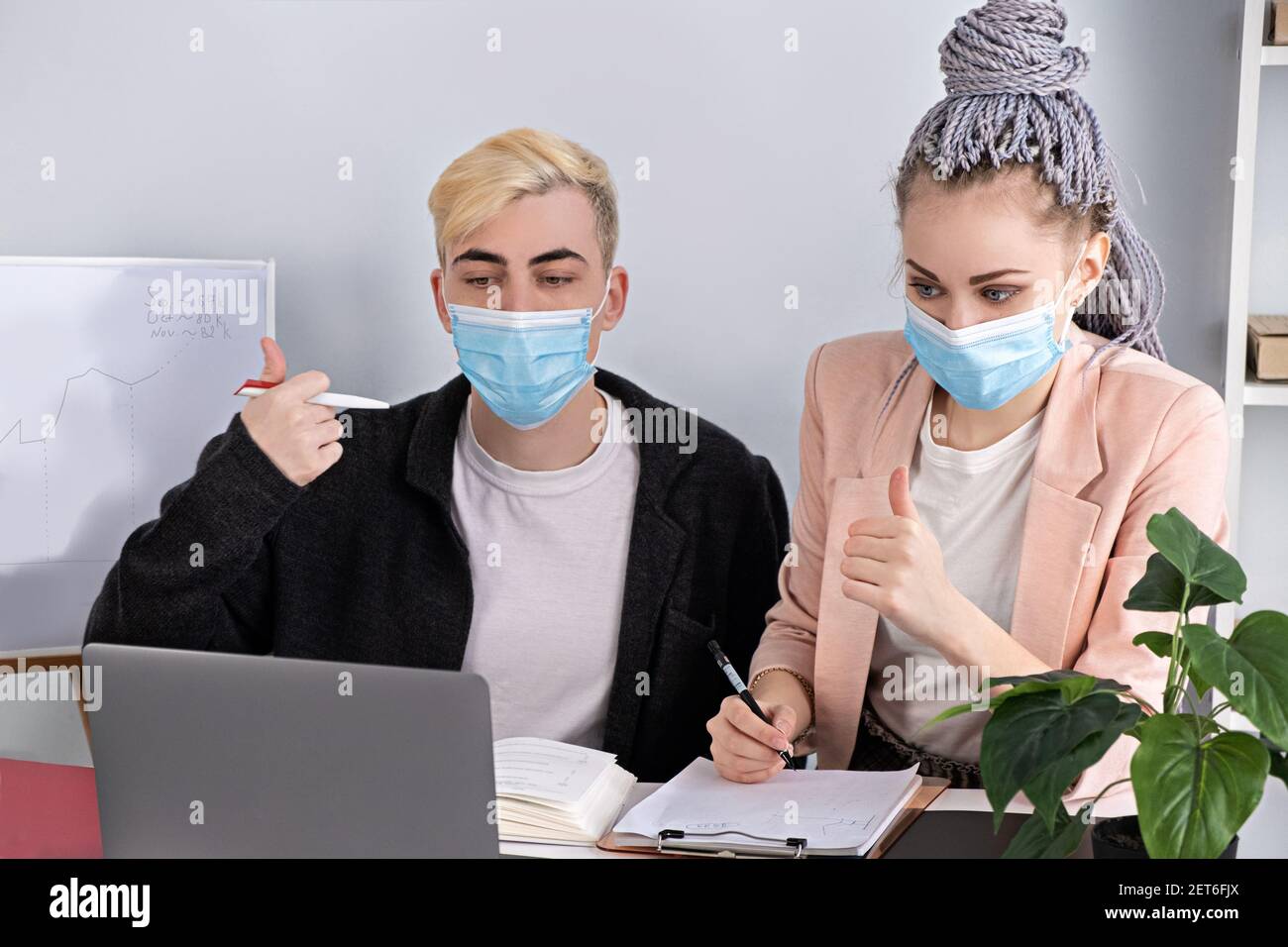 Unternehmen, Online-Konferenz. Junge moderne Menschen kommunizieren mit einem Laptop und erklären die Strategie zur Geschäftsentwicklung. Erfolgreicher Profi Stockfoto
