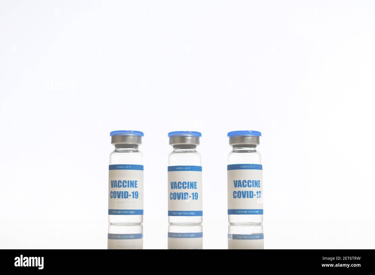 Kampf gegen das Coronavirus. Drei Ampulaten des Covid-19-Impfstoffes isoliert auf Weiß. Gesundheitswesen und Medizin Konzept Stockfoto