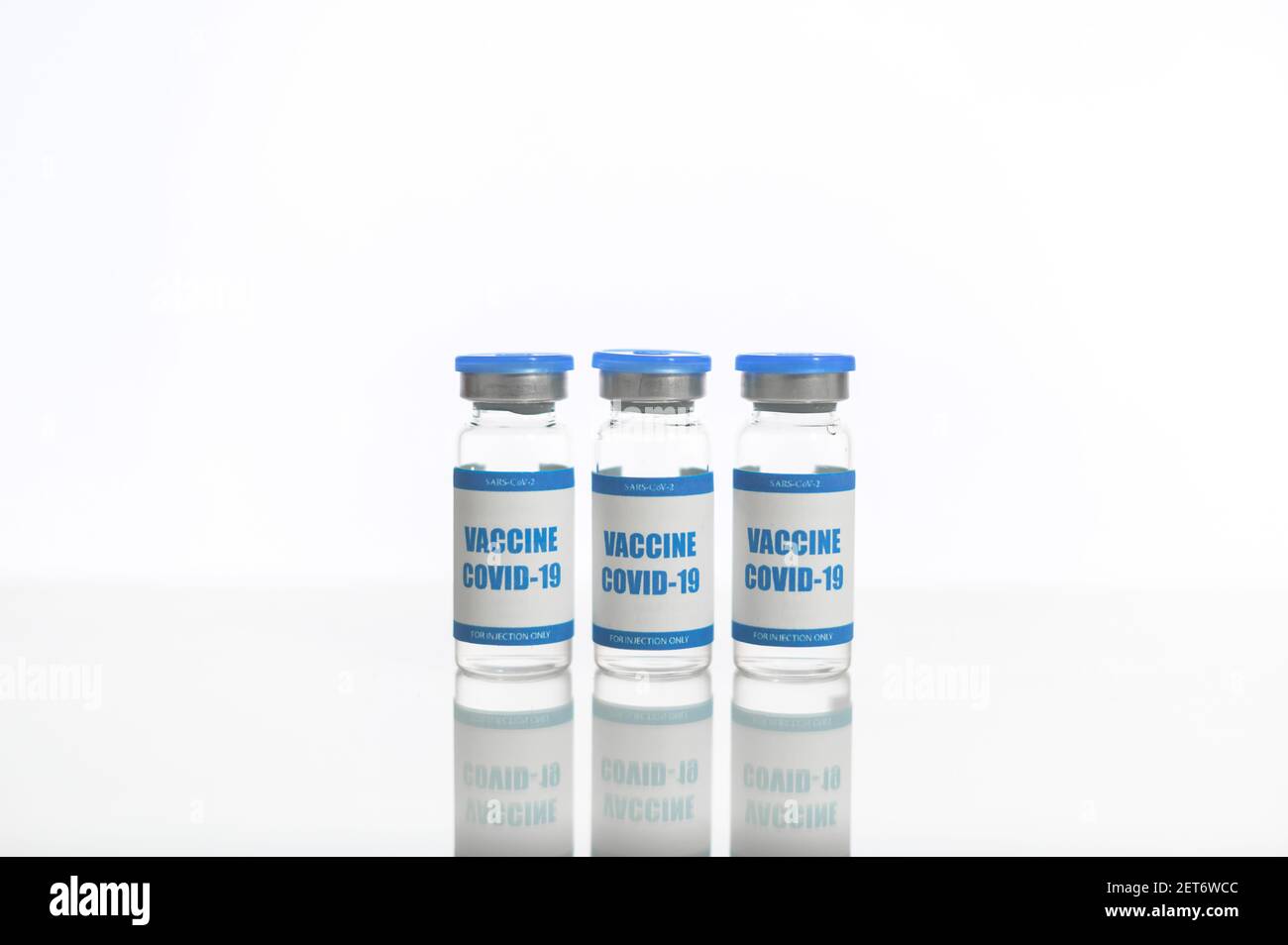 Kampf gegen das Coronavirus. Drei Ampulaten des Covid-19-Impfstoffes isoliert auf Weiß. Gesundheitswesen und Medizin Konzept Stockfoto
