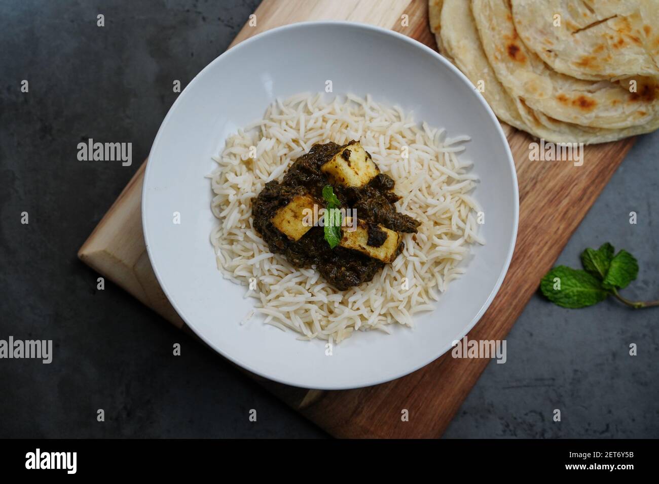 Palak Paneer oder Saag Paneer-indischer Hüttenkäse mit Spinat serviert mit Reis und Roti, selektiver Fokus Stockfoto
