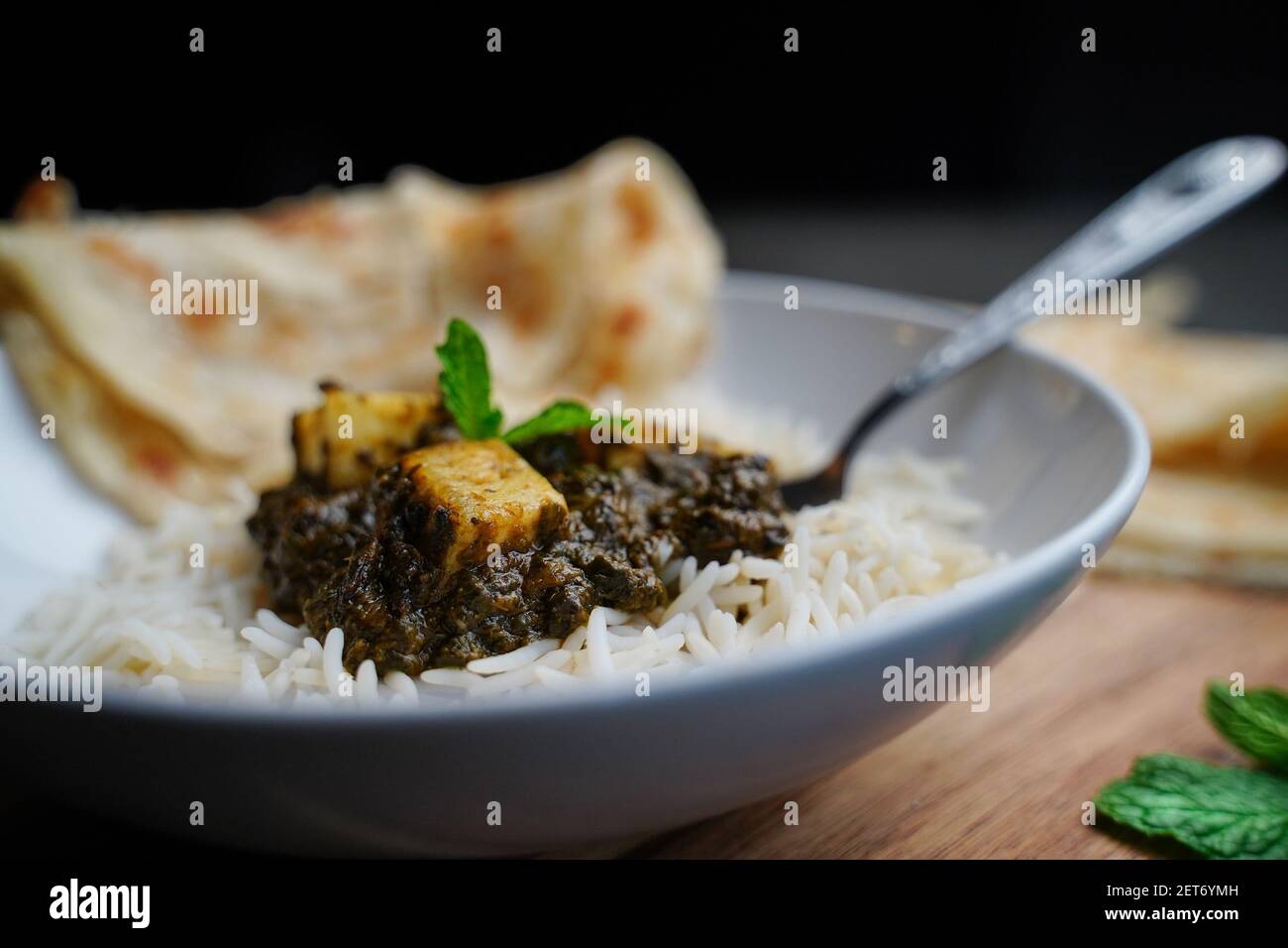 Palak Paneer oder Saag Paneer-indischer Hüttenkäse mit Spinat serviert mit Reis und Roti, selektiver Fokus Stockfoto