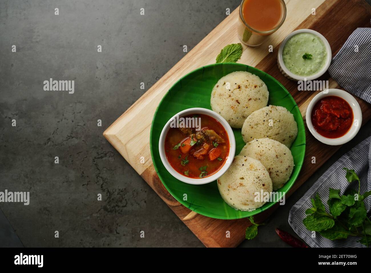 Rava Idli mit Sambar und Chuney - südindisch vegetarisch Frühstück Stockfoto