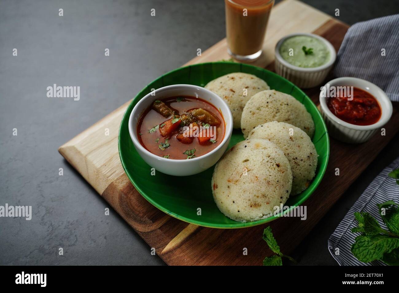 Rava Idli mit Sambar und Chuney - südindisch vegetarisch Frühstück Stockfoto