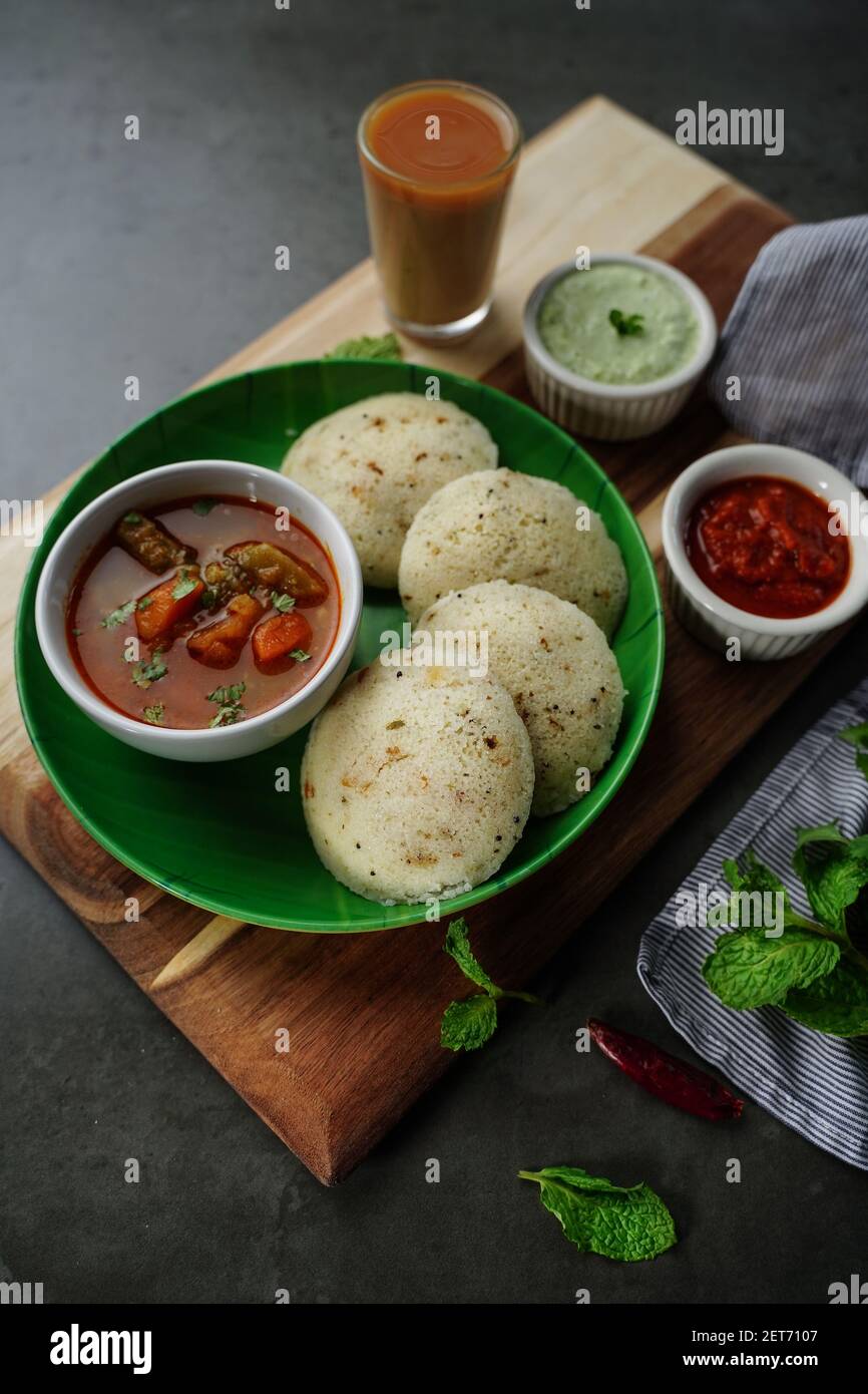 Rava Idli mit Sambar und Chuney - südindisch vegetarisch Frühstück Stockfoto