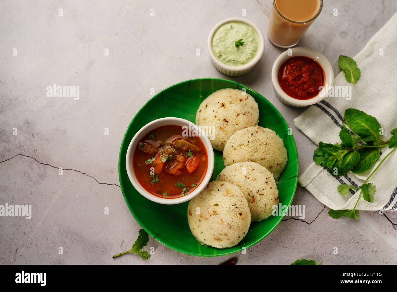 Rava Idli mit Sambar und Chuney - südindisch vegetarisch Frühstück Stockfoto