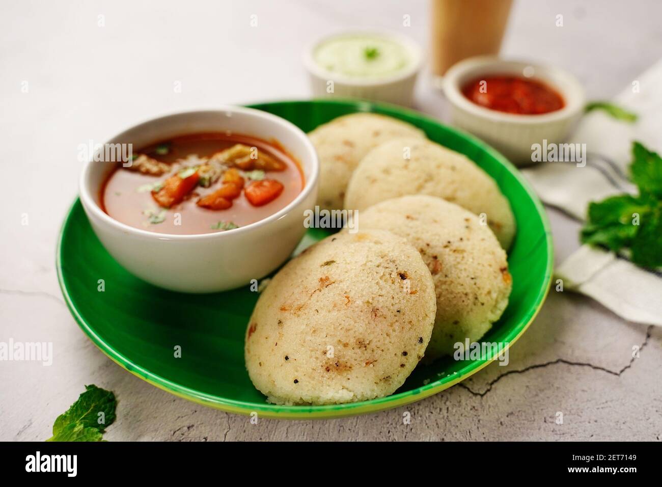 Rava Idli mit Sambar und Chuney - südindisch vegetarisch Frühstück Stockfoto