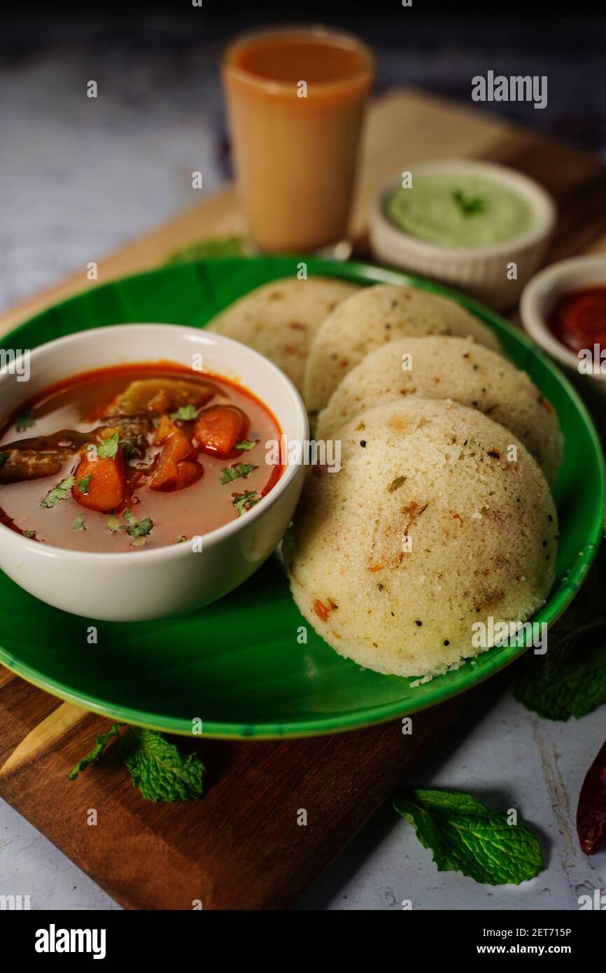 Rava Idli mit Sambar und Chuney - südindisch vegetarisch Frühstück Stockfoto