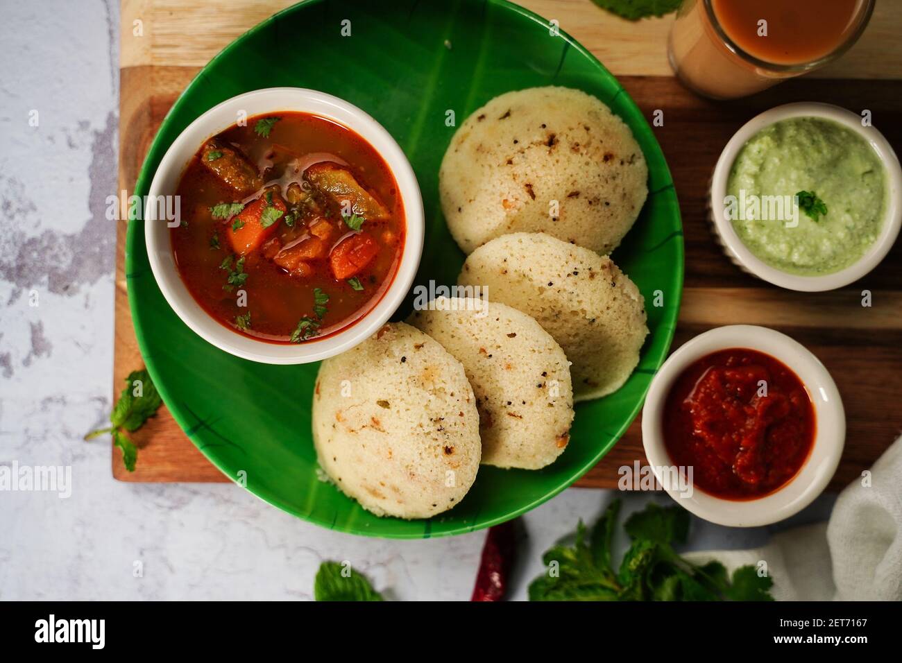 Rava Idli mit Sambar und Chuney - südindisch vegetarisch Frühstück Stockfoto