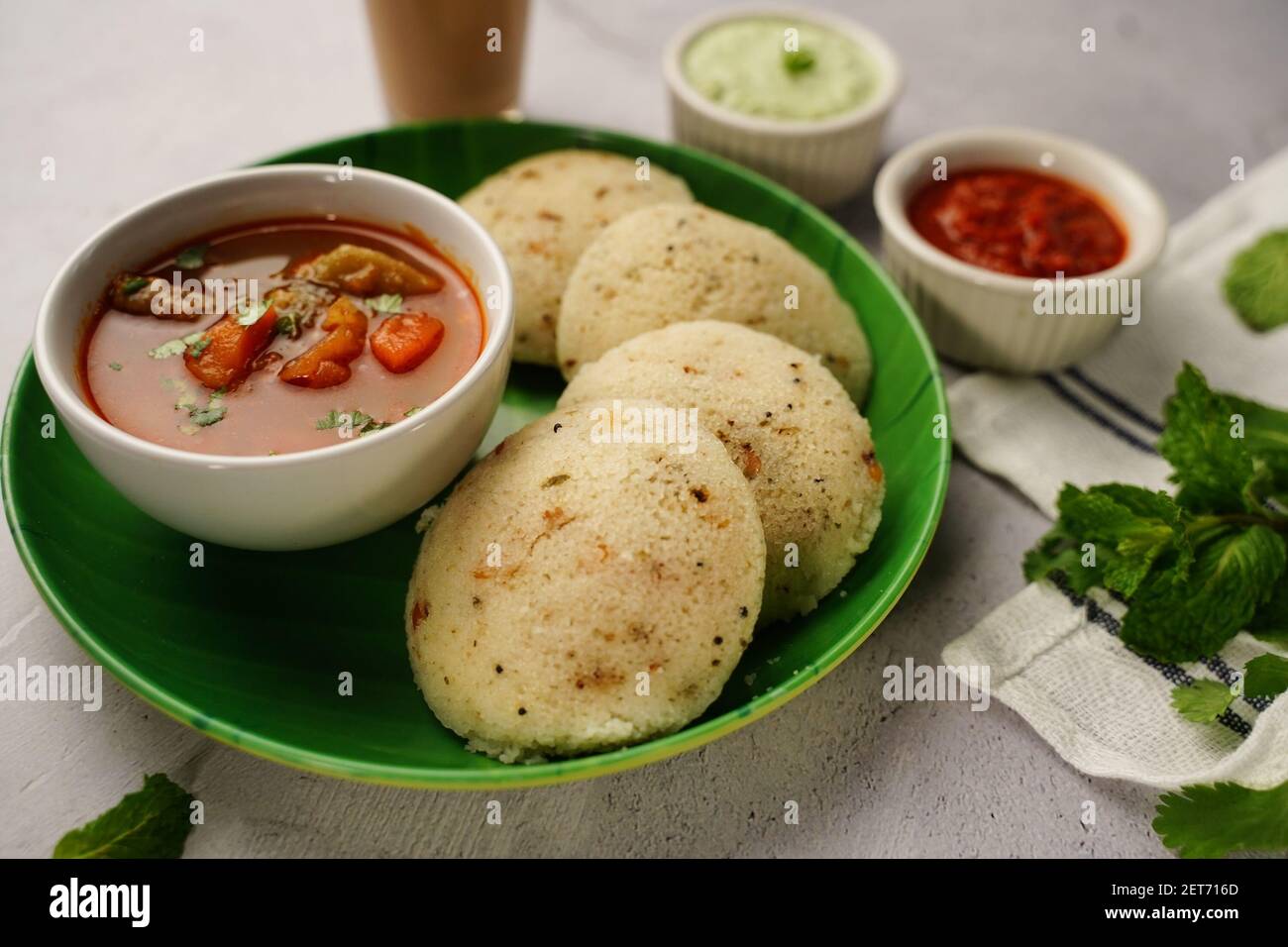 Rava Idli mit Sambar und Chuney - südindisch vegetarisch Frühstück Stockfoto