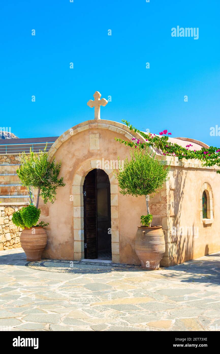 Kleine traditionelle griechische Kirche auf der Spitze des Berges, auf Rhodos Insel, Griechenland Stockfoto