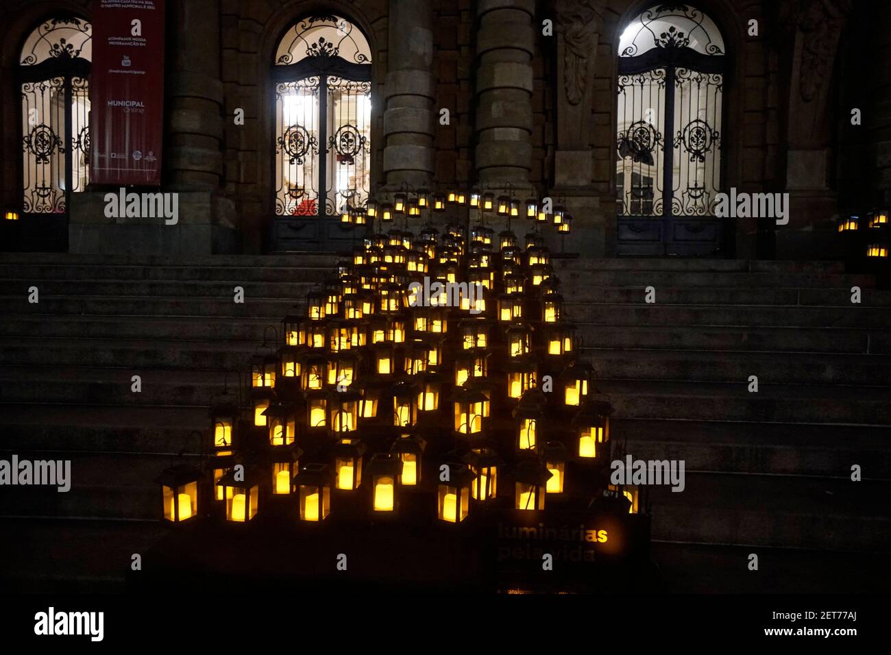 SÃ£o Paulo, SÃ£o Paulo, Brasilien. Januar 2021, 27th. Ã VÃ-timas que tiveram suas vidas afetadas pela pandemia.NAS escadas do Theatro Municipal de SÃ£o Paulo acontece a instalaçÃ£o 'LuminÃ¡rias para a Vida'' de Bruna Lessa, com 900 velas solares na fachada do prédio como SÃ-mbolo de luz e transformaçÃ£o. Quelle: Cris FAGA/ZUMA Wire/Alamy Live News Stockfoto