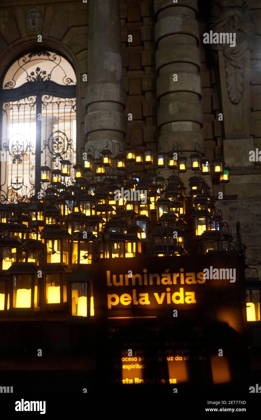 SÃ£o Paulo, SÃ£o Paulo, Brasilien. Januar 2021, 27th. Ã VÃ-timas que tiveram suas vidas afetadas pela pandemia.NAS escadas do Theatro Municipal de SÃ£o Paulo acontece a instalaçÃ£o 'LuminÃ¡rias para a Vida'' de Bruna Lessa, com 900 velas solares na fachada do prédio como SÃ-mbolo de luz e transformaçÃ£o. Quelle: Cris FAGA/ZUMA Wire/Alamy Live News Stockfoto