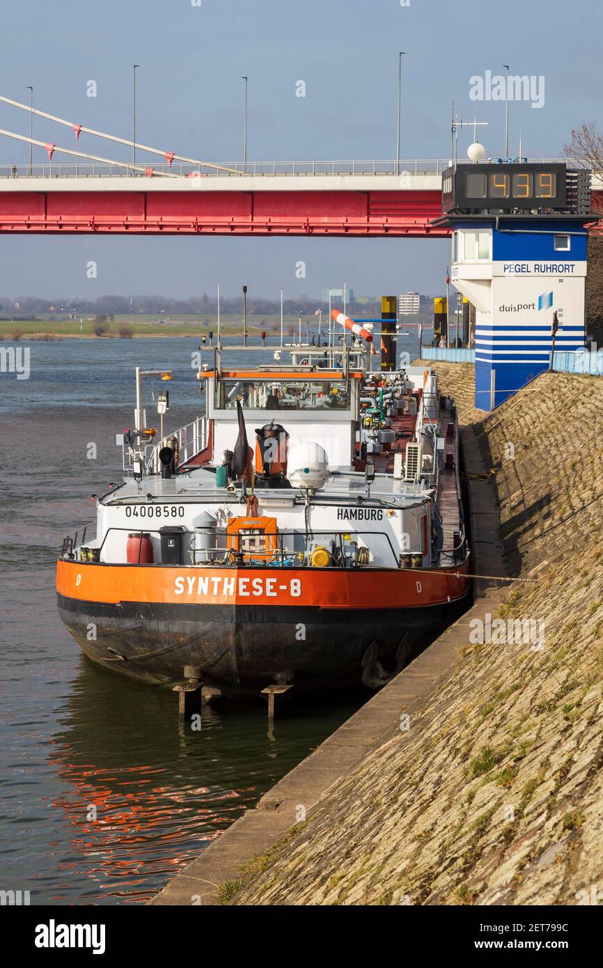 Schiff in Ruhrort mit Pegel, Wasserdruckwaage, hinten, Duisburg, Deutschland Stockfoto
