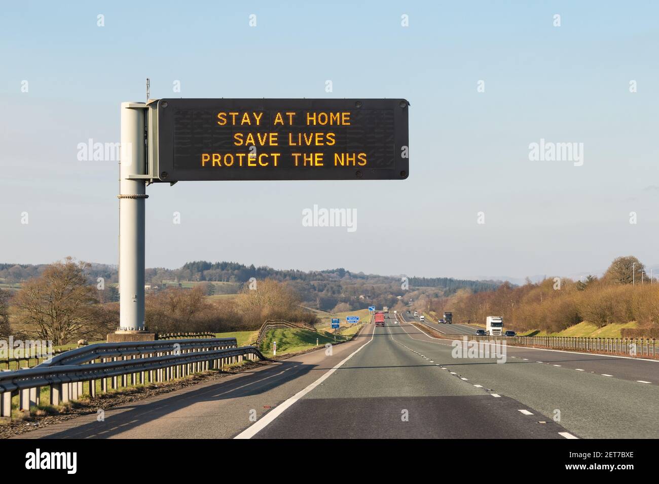 Zu Hause bleiben Leben retten Schützen Sie das NHS-Zeichen auf M74 Schottland, Großbritannien während einer Coronavirus-Pandemie Stockfoto