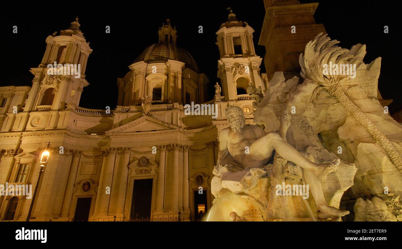 Nacht in Rom. Blick auf die Piazza Navona Platz Brunnen der vier Flüsse und St. Agnes Kirche schöne barocke Denkmäler beleuchtet, errichtet in Th Stockfoto