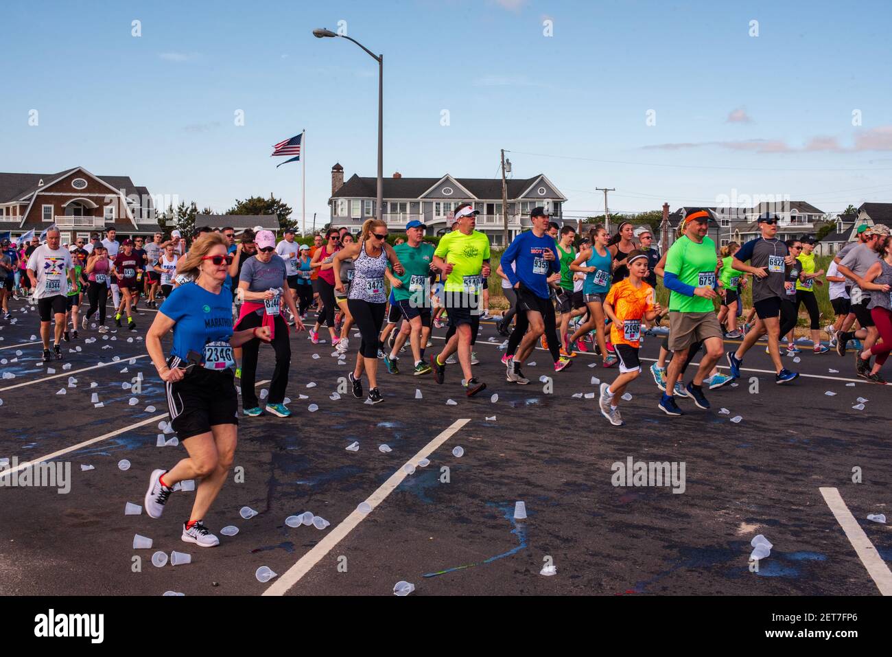 Spring Lake, NJ, USA - 27. Mai 2017. Marathon-Läufer Discard ihre Wasserbecher, wie sie Rennen vorwärts. Stockfoto