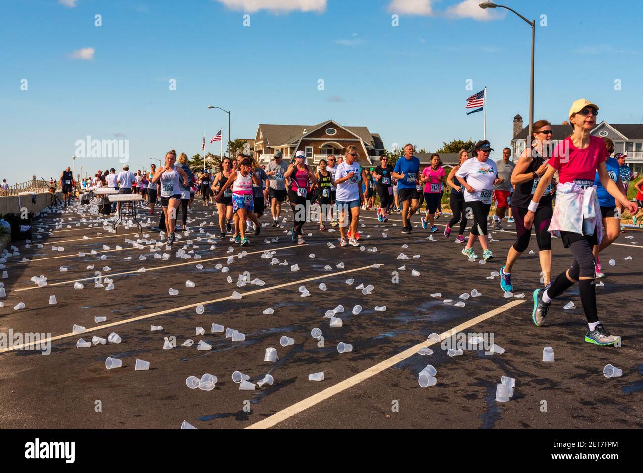 Spring Lake, NJ, USA - 27. Mai 2017. Im Gefolge der Läufer befinden sich ausrangierte Wasserbecher auf der ganzen Straße. Stockfoto