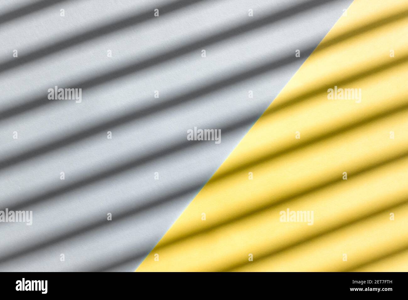Abstrakter Hintergrund aus gelber und grauer Farbe mit diagonalen Schatten Darauf Stockfoto