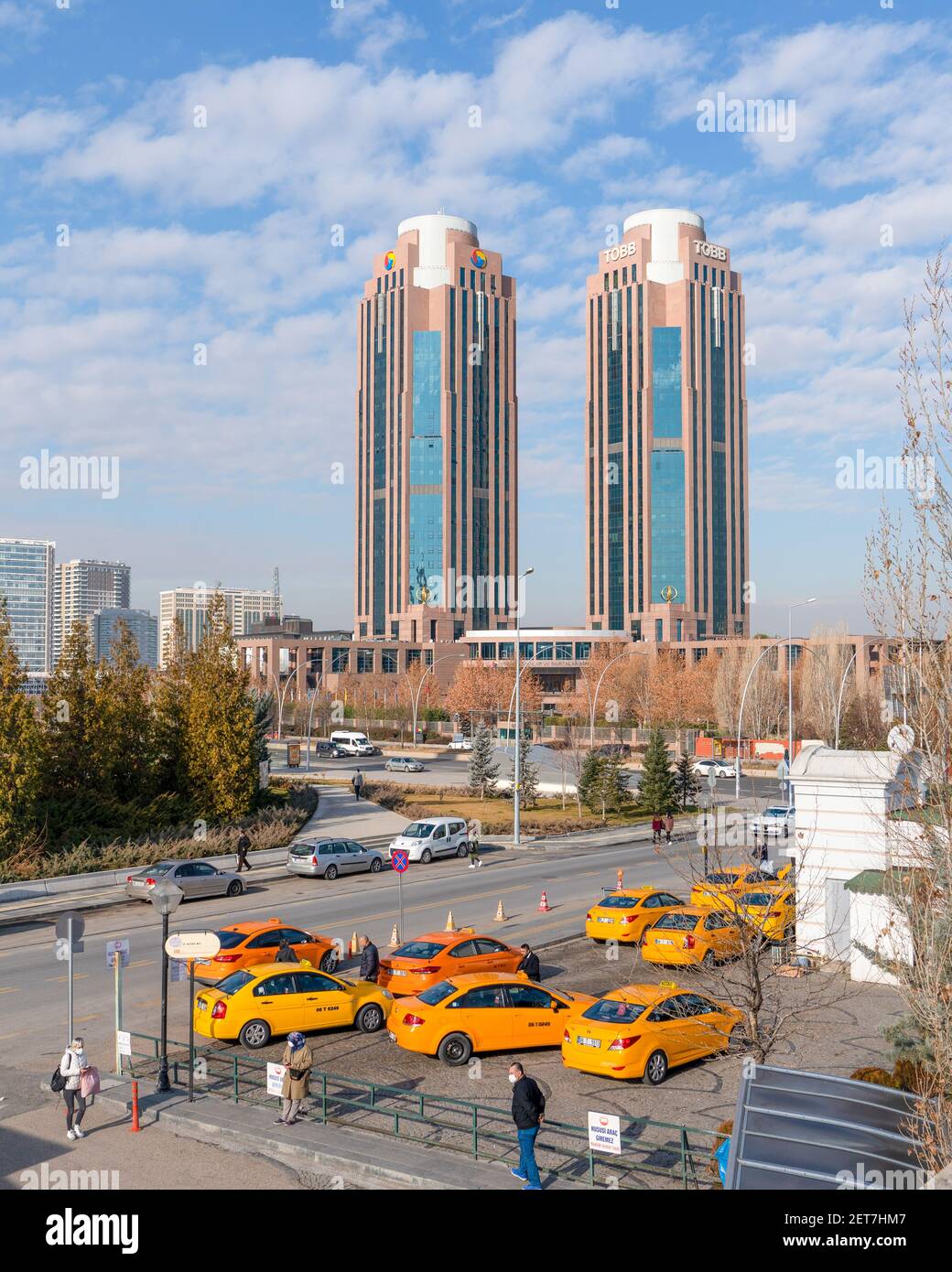 Ankara, Türkei - Dezember 31 2020: Verkehrsreiches Verkehrsaufkommen auf der Autobahn tagsüber am Dumlupinar Boulevard Stockfoto