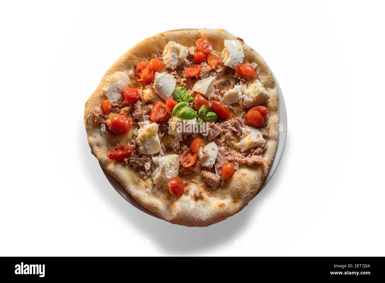 Pizza mit Thunfischfilet, Mozzarella und Kirschtomaten und Basilikumblättern. Ansicht von oben isoliert auf weiß Stockfoto