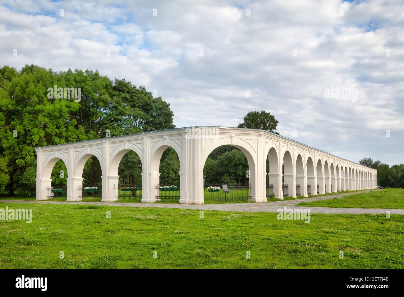 Weliki Nowgorod, Russland. Blick auf den Hof von Jaroslav mit großer weißer Arkade - historische Überreste eines Hofes und eines Marktplatzes Stockfoto