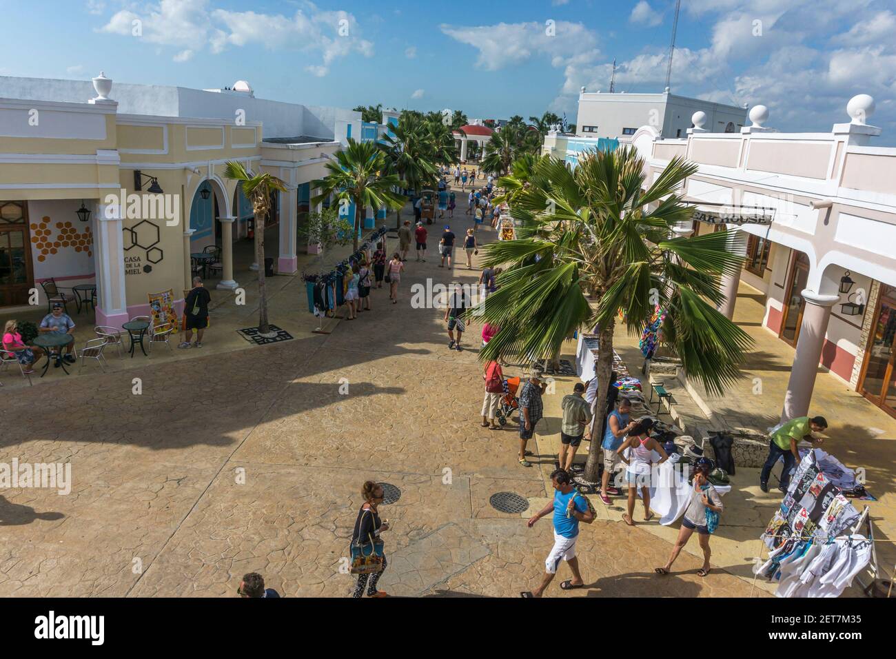 Cayo Santa Maria, Kuba, Februar 2016 - Touristen, die auf der Straße von La Estrella den touristischen Marktplatz auf der Insel erkunden Stockfoto