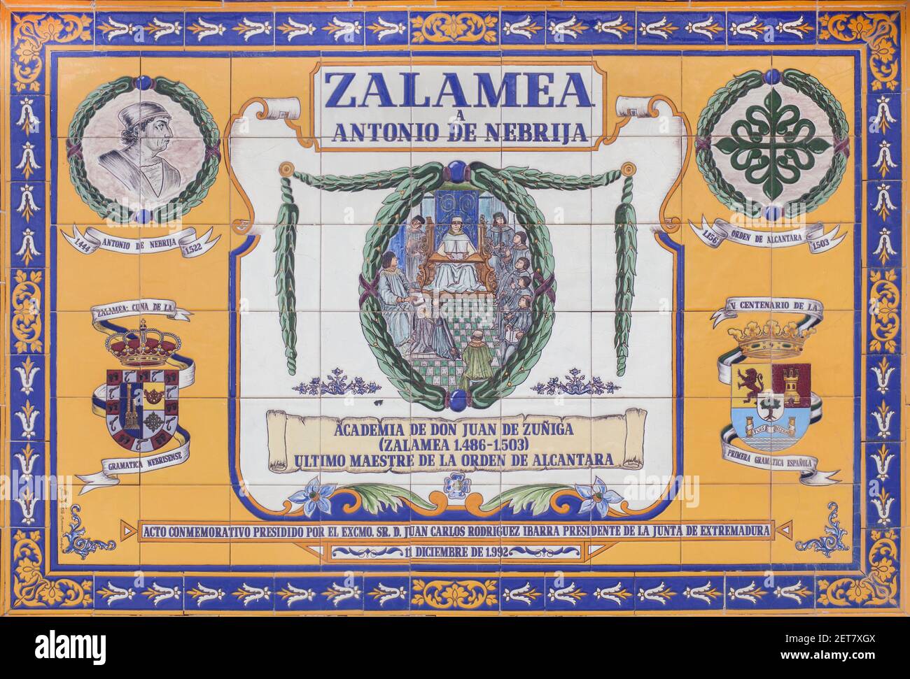 Gedenktafel mit glasierten Fliesen, die Antonio de Nebrija Tribut zollen, dem ersten spanischen gramarischen languaje, der in Zalamea, Badajoz, Spanien lebte Stockfoto