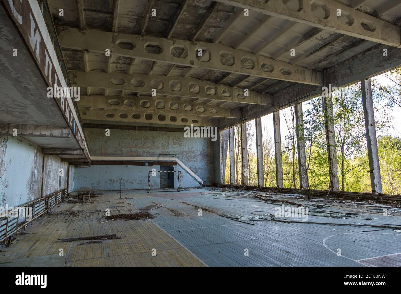 Verlassene Sportplatz in Pripjat, Tschernobyl Region, Ukraine in einem Sommertag Stockfoto