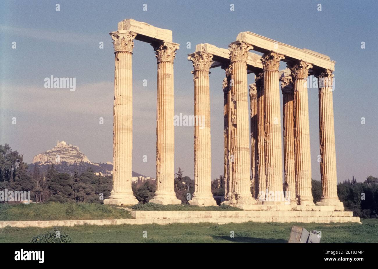 Tempel des olympischen Zeus mit dem Berg Lycabettus im Hintergrund. Athen, Griechenland, 1963 Stockfoto