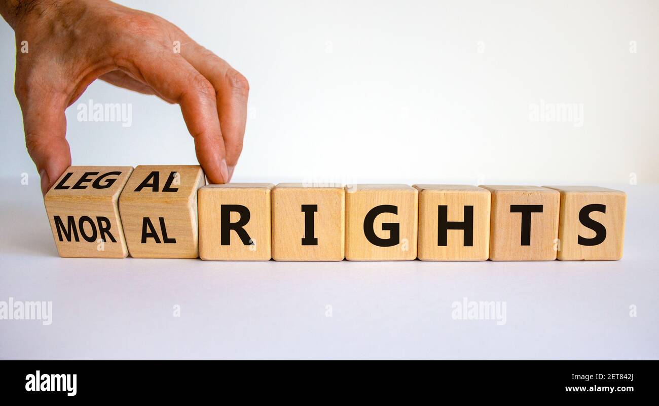 Symbol für moralische oder rechtliche Rechte. Geschäftsmann dreht Holzwürfel und ändert Wörter moralische Rechte zu gesetzlichen Rechten auf einem schönen weißen Hintergrund. Unternehmen, Stockfoto