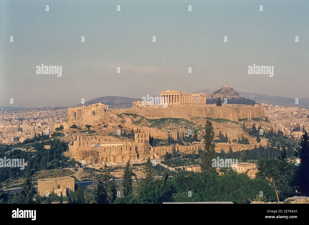 Die Akropolis von Athen mit dem Berg Lycabetttus im Hintergrund, Athen, Griechenland, 1963 Stockfoto