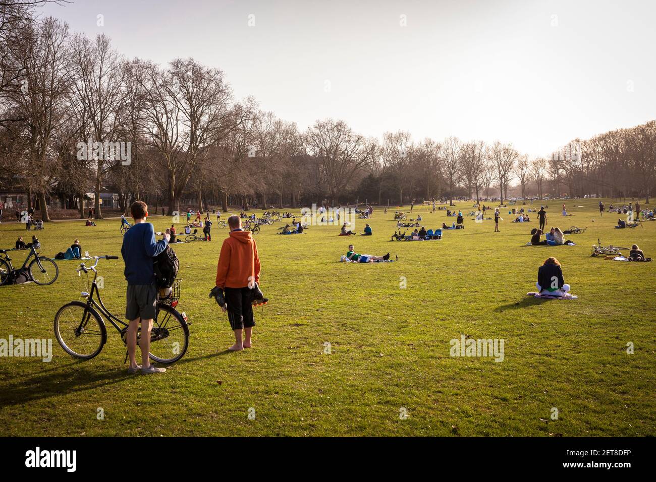 Menschen genießen einen außergewöhnlich warmen Tag am 24th. Februar. 2021 im Park Innerer Grünguertel, Köln, Deutschland. People geniessen one overser Stockfoto