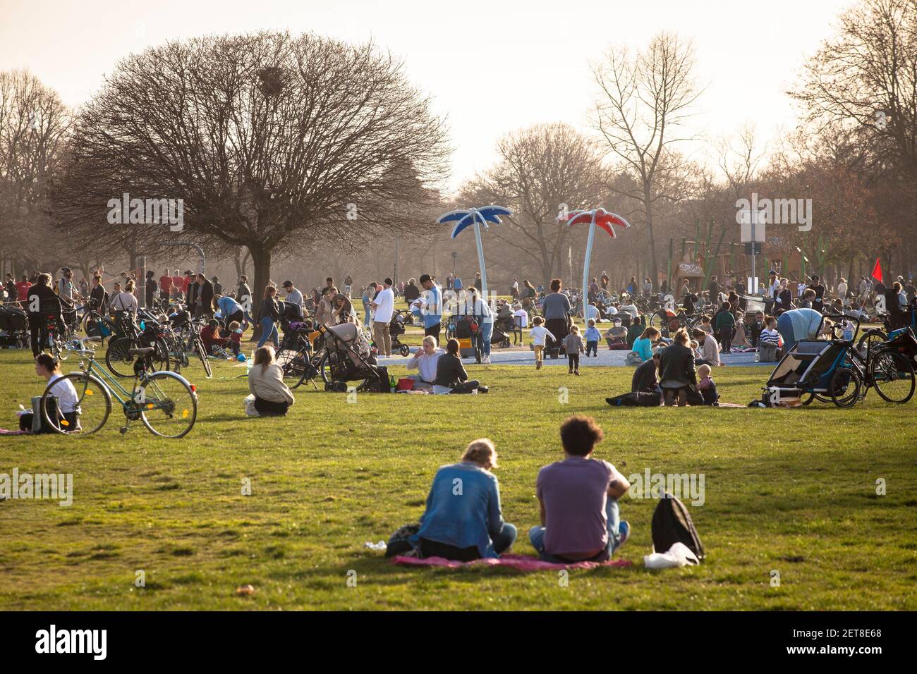 Menschen genießen einen außergewöhnlich warmen Tag am 24th. Februar. 2021 im Park Innerer Grünguertel, Köln, Deutschland. People geniessen one overser Stockfoto