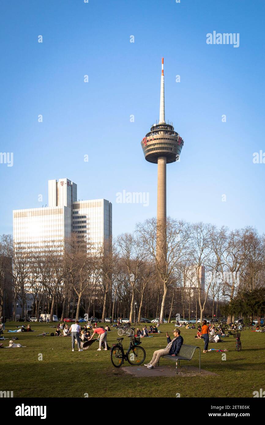 Menschen genießen einen außergewöhnlich warmen Tag am 24th. Februar. 2021 im Park Innerer Grünguertel, Colonius Fernsehturm, Köln, Deutschland. Mensc Stockfoto