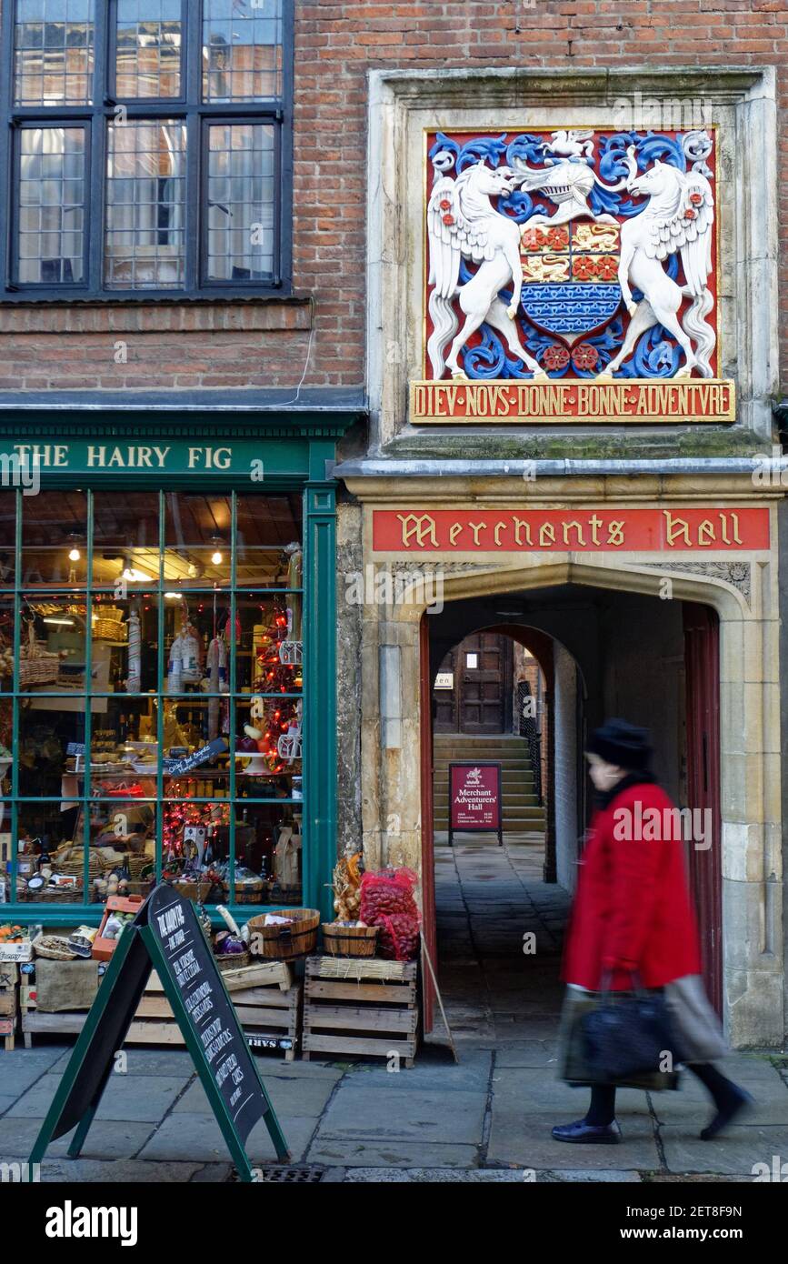 Ein Fußgänger, der am Eingang zur Adventurerhalle des Händlers vorbeigeht Auf Fossgate in York Stockfoto