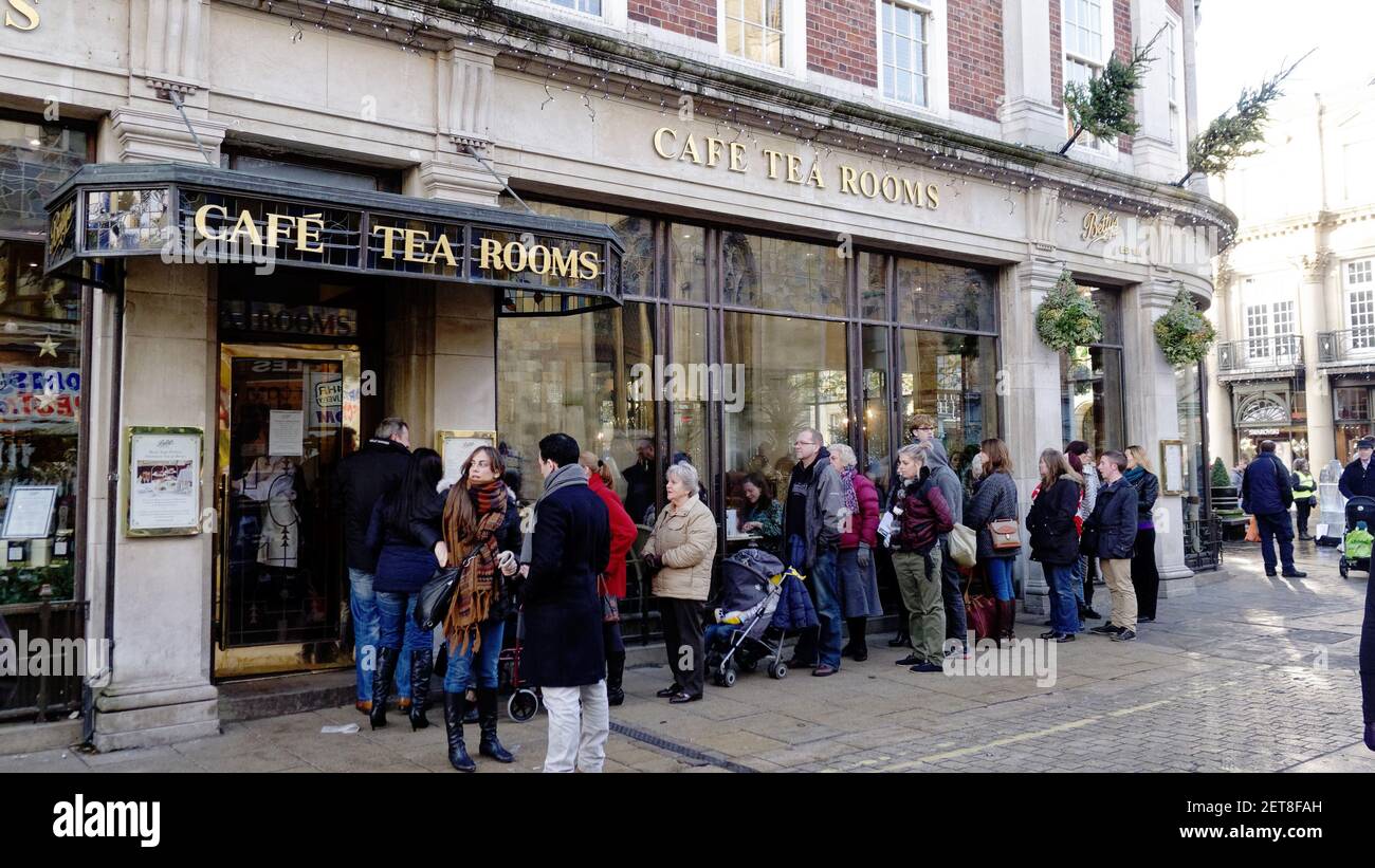 Eine lange Schlange von Leuten vor Bettys Teestube in York, England Stockfoto