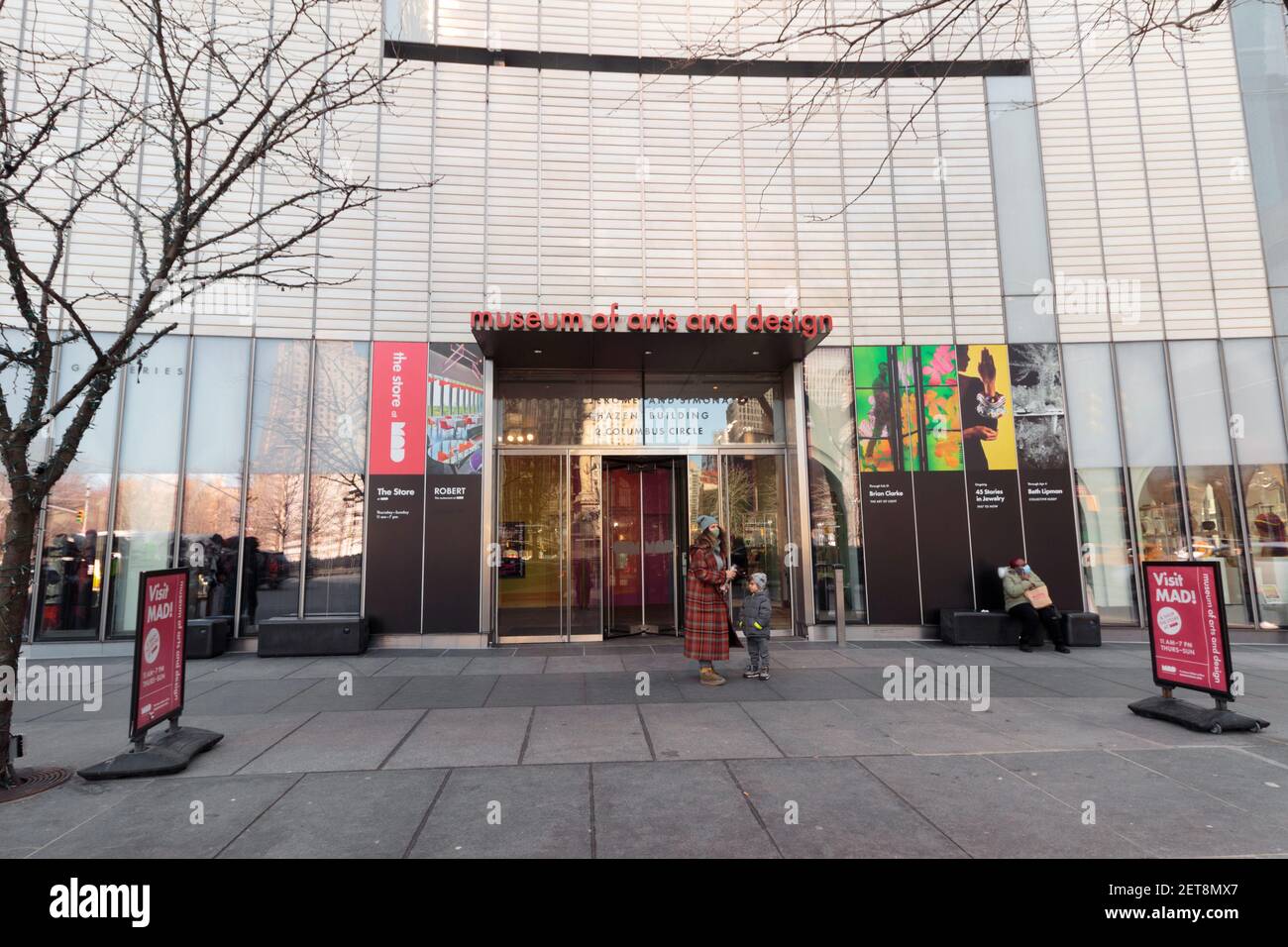 Eintritt zum Museum of Art and Design am Columbus Circle in Manhattan, New York, wo Kunsthandwerk, Kunst und Design ausgestellt werden Stockfoto