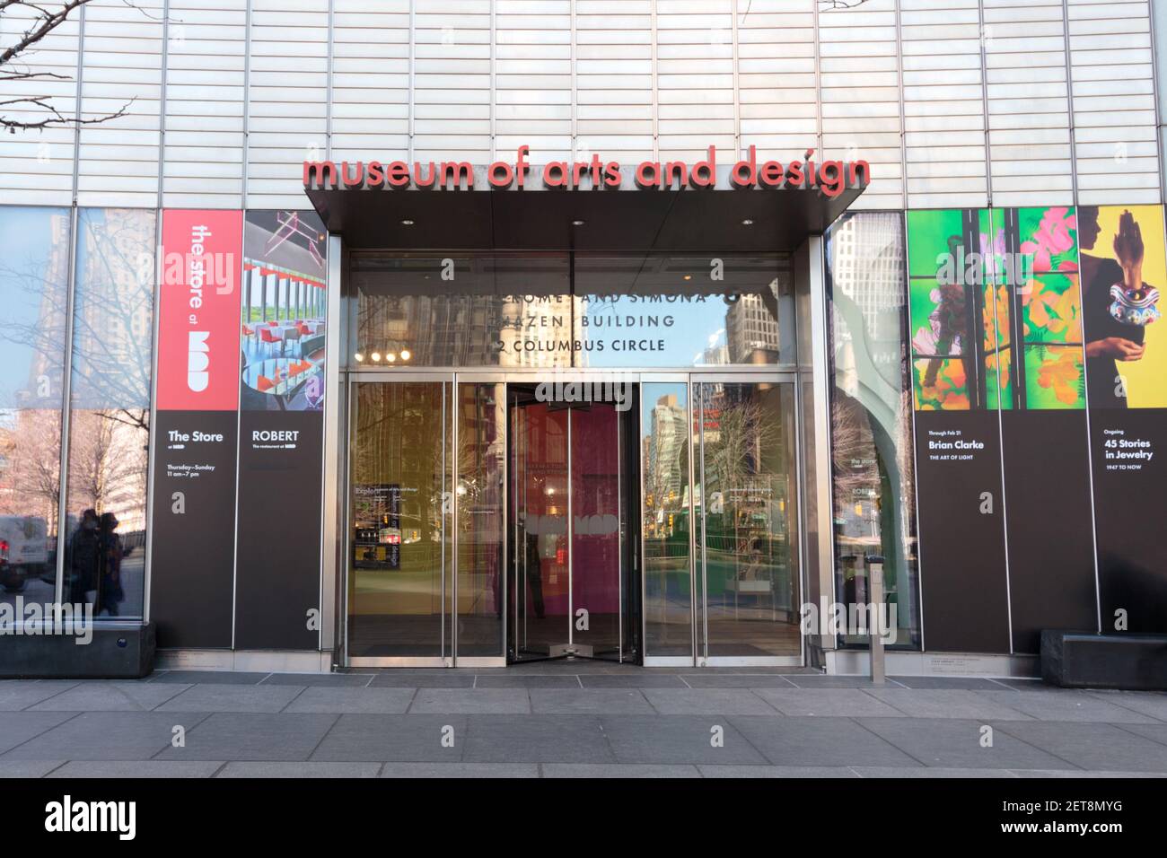 Eintritt zum Museum of Art and Design am Columbus Circle in Manhattan, New York, wo Kunsthandwerk, Kunst und Design ausgestellt werden Stockfoto