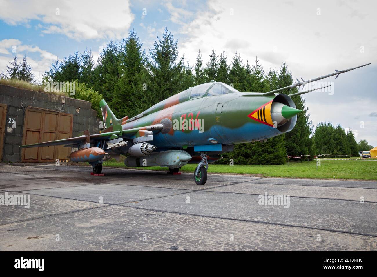 Kalte Kriegszeit die Ost-deutsche Luftwaffe Sukhoi Su-22 fitter Kampfflugzeug auf dem Display auf der Laage Airbase. Deutschland - 23. August 2014 Stockfoto