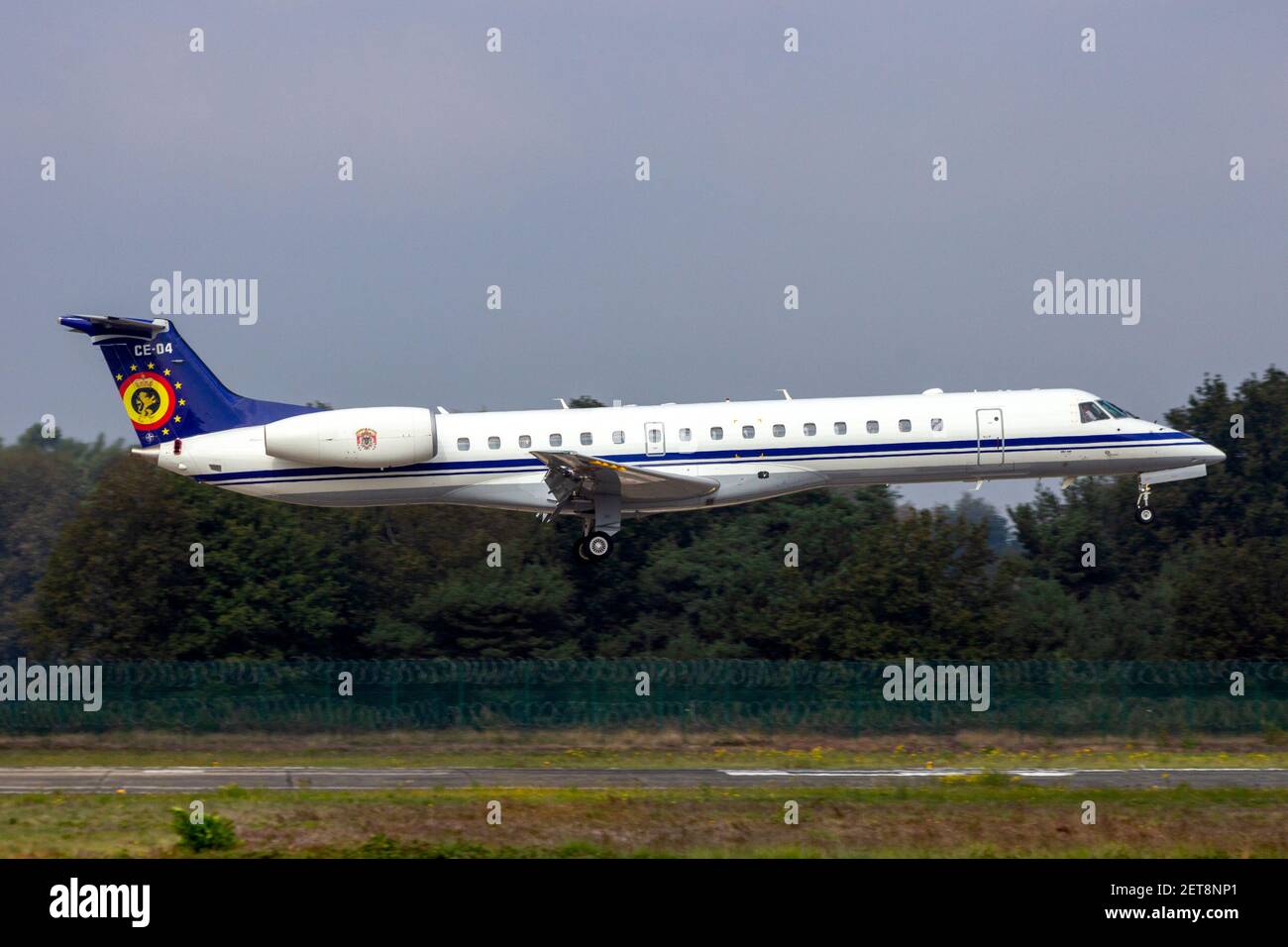 Die belgische Luftwaffe EMBRAER ERJ-145LR Passagierflugzeug landet auf der Flugbasis kleine-Brogel. Belgien - 13. September 2014 Stockfoto