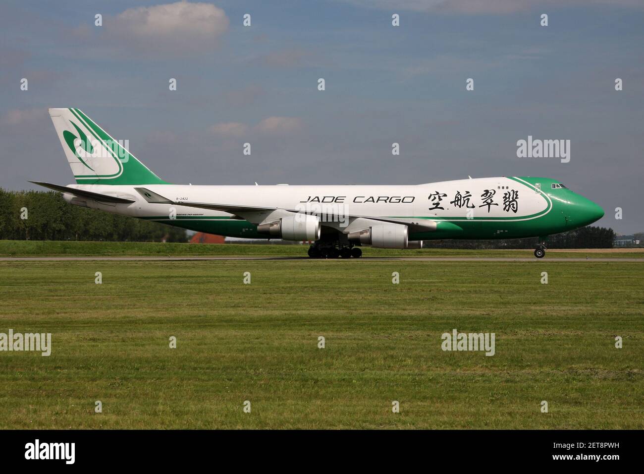 Chinesische Jade Cargo Boeing 747-400F mit der Registrierung B-2422 rollend auf dem Taxiway V des Amsterdamer Flughafens Schiphol. Stockfoto